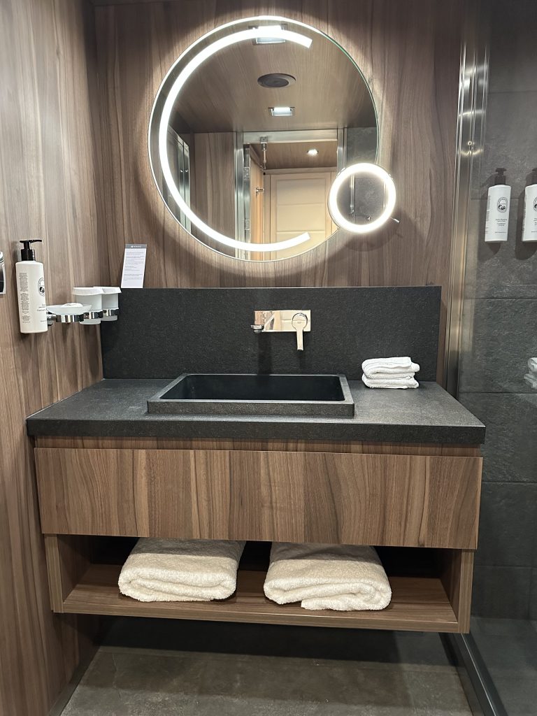 Deluxe Bathroom - Le Commandant Charcot