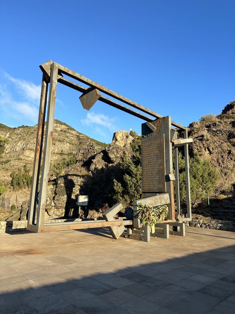 Mirador-De-Los-Roques-Monument